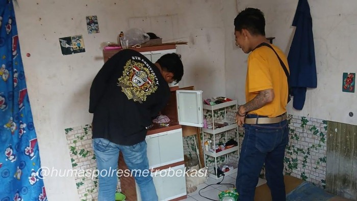 Polisi menangkap dua pria pelaku dugaan pemalakan disertai intimidasi di Kecamatan Cikarang Utara, Kabupaten Bekasi, Jawa Barat. (dok Polrestro Bekasi)