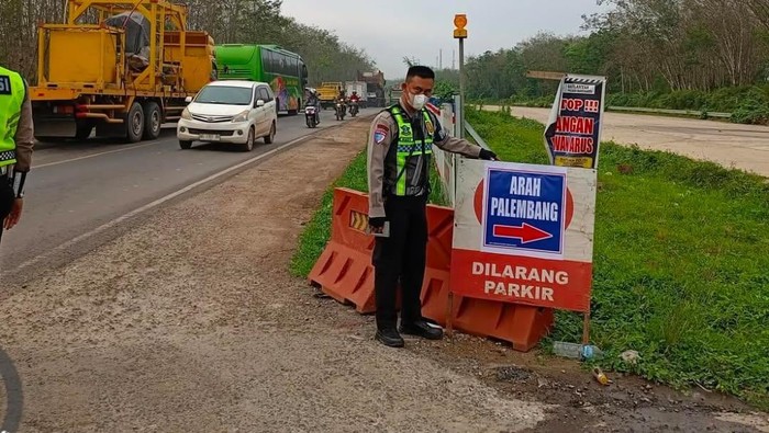 Polisi menerapkan buka tutup Tol Musi Landas di Banyuasin.