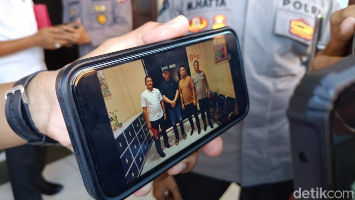Polisi menunjukkan foto Kompol I Made Yogi Purusa Utama dan Ipda Haris Chandra saat berada di dalam Rutan Polda NTB. (Foto: Abdurrasyid Efendi/detikBali).