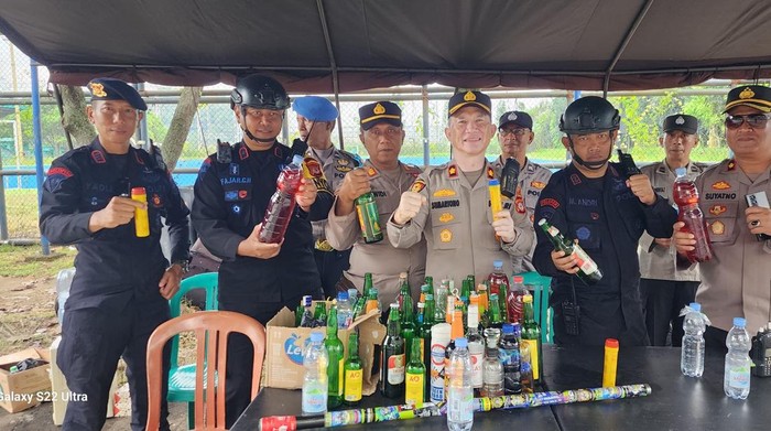 Polisi saat mengamankan miras di Si Jalak Harupat, Kabupaten Bandung, Minggu (6/7/2025) kemarin.