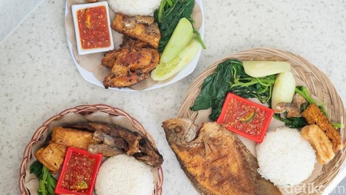 Porsi nasi tempong sajian Nasi Tempong Nusa Dua, Bali. Kenikmatan yang tiada dua.