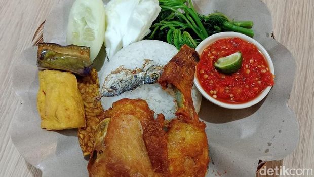 Porsi nasi tempong sajian Nasi Tempong Nusa Dua, Bali. Kenikmatan yang tiada dua.