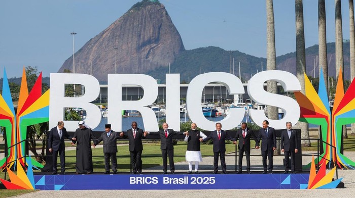 Presiden Indonesia Prabowo Subianto tampil bersama para pemimpin dunia dalam Konferensi Tingkat Tinggi (KTT) BRICS 2025 yang digelar di Rio de Janeiro, Brasil, Sabtu (6/7/2025). Forum bergengsi ini mengusung tema “Strengthening Global South Cooperation for More Inclusive and Sustainable Governance”, menekankan pentingnya memperkuat kolaborasi negara-negara Selatan untuk tata kelola global yang lebih adil dan berkelanjutan. REUTERS/Pilar Olivares