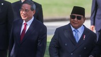Perdana Menteri Tiongkok Li Qiang dan Presiden Indonesia Prabowo Subianto berjalan selama KTT BRICS di Rio de Janeiro, Brasil, Minggu (6/7). REUTERS/Pilar Olivares