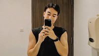 Ia pun membuktikan bisa memiliki badan bagus meski mengidap kanker. Foto: dok instagram Vidi Aldiano