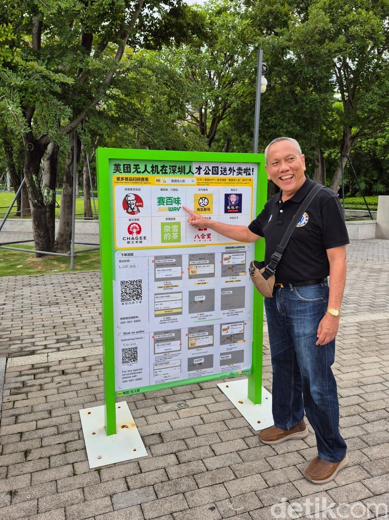 Prof Tjandra Yoga Aditama saat melihat papan menu yang bisa dipesan via drone di Shenzhen.