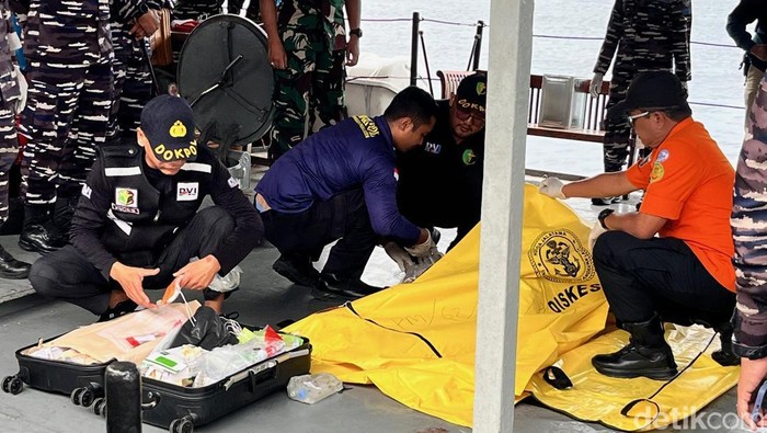 Proses evakuasi jenazah korban KMP Tunu Pratama Jaya atas nama I Kadek Oka pada Minggu (6/7/2025).