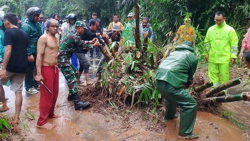 Proses evakuasi tanah longsor di wilayah Karangasem, Bali, Minggu (6/7/2025). (Foto: Dok. BPBD Karangasem)