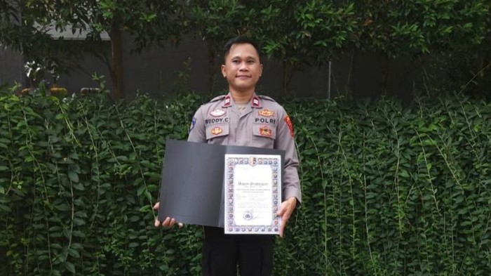 PS Kasi Keuangan Polres Lubuklinggau Aiptu Ruddy Cahyono terima penghargaan dari Kapolri