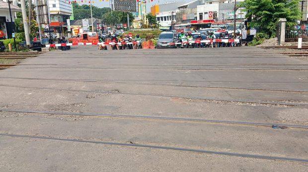PT KAI bakal memperbaiki jalur perlintasan sebidang kereta api (KA) di wilayah Stasiun Bekasi. Perlintasan sebidang KA itu ditutup selama perbaikan tiap malam. (dok KAI Daop 1)