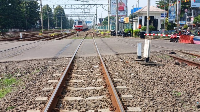 PT KAI akan memperbaiki jalur perlintasan sebidang kereta api (KA) di wilayah Stasiun Bekasi. Perlintasan sebidang KA itu ditutup selama perbaikan tiap malam. (dok KAI Daop 1)
