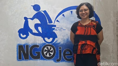 Putu Gabby Yudatiani Andini Putri, pendiri Ngojek, layanan jasa kurir lokal di Mataram, NTB. (Foto: Nathea Citra/detikBali)