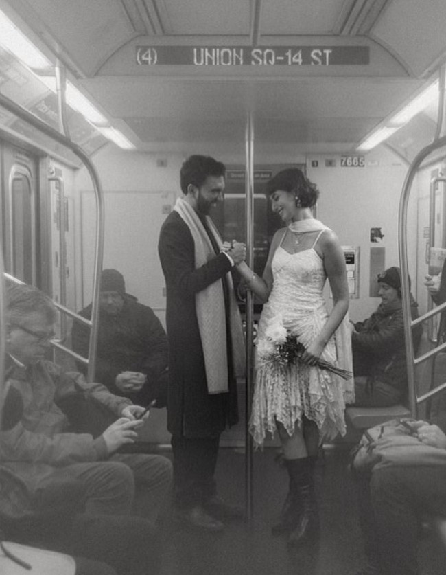 “Rama bukan hanya istriku. Ia adalah seniman luar biasa yang layak dikenal atas karyanya sendiri,” tulis pria keturunan India itu saat membagikan foto dari pernikahan sipil mereka di kantor catatan sipil New York.  Foto: dok. Instagram