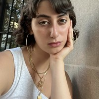 Sosok sang istri tak kalah jadi perhatian publik karena pendukung Palestina. Duwaji yang merupakan seniman visual keturunan Suriah itu dikenal lantang menyuarakan isu-isu pro-Palestina dan keadilan bagi perempuan Arab. Foto: dok. Instagram