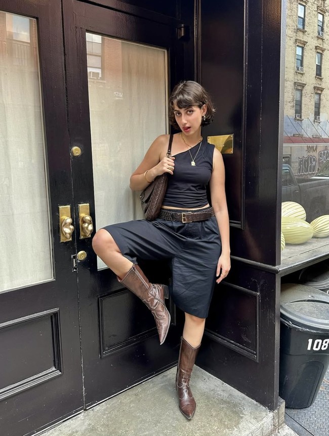 Dalam beberapa ilustrasinya, wanita 27 tahun itu menggambarkan perempuan bercadar tertimpa reruntuhan atau demonstran berkeffiyeh yang dihadang polisi. Salah satu animasi panjangnya, yang juga dibagikan oleh Mamdani di Instagram, mengkritik lembaga amal di New York yang diduga mengalirkan dana lebih dari USD 60 juta untuk mendanai Israel berperang. Foto: dok. Instagram