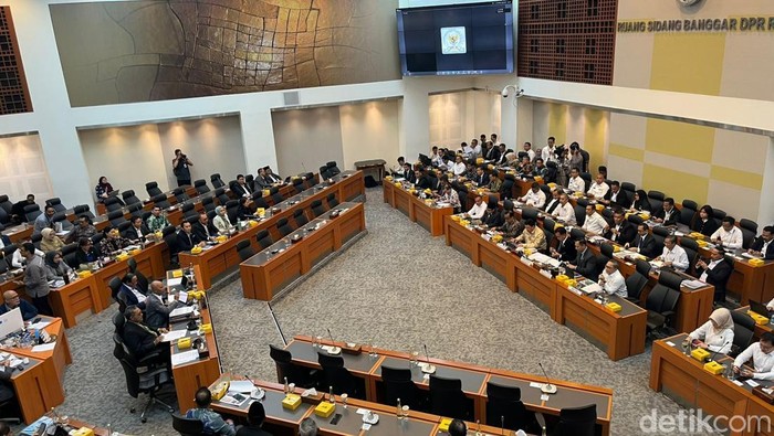 Enam Menko Kabinet Merah Putih menghadiri rapat di Badan Anggaran (Banggar) DPR, Senin (7/7/2025). Rapat membahas anggaran.