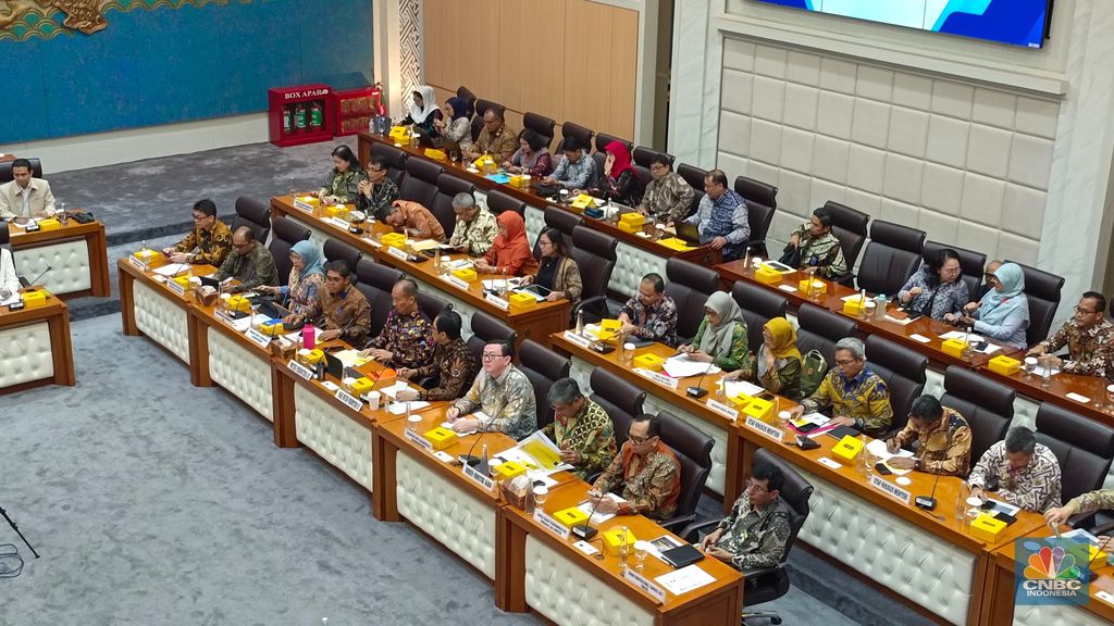 Rapat Kerja Komisi VII DPR RI bersama Menteri Perindustrian di kompleks parlemen, Jakarta, Senin (7/7/2025). (CNBC Indonesia/Martyasri Rizky)