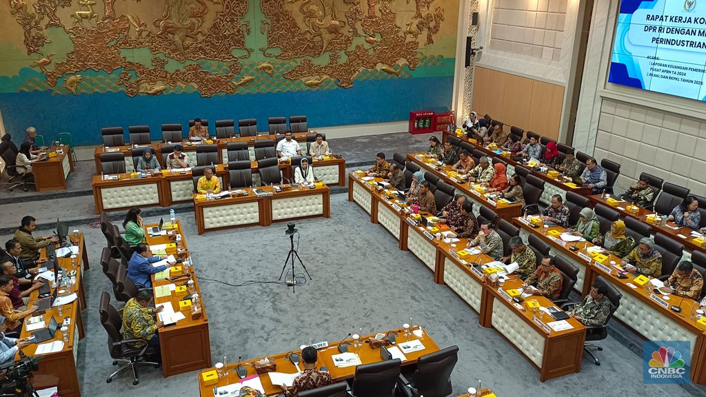 Rapat Kerja Komisi VII DPR RI bersama Menteri Perindustrian di kompleks parlemen, Jakarta, Senin (7/7/2025). (CNBC Indonesia/Martyasri Rizky)