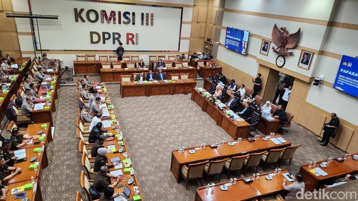 Rapat Komisi III DPR bersama Polri dan Kejagung, Senin (7/7/2025). Rapat membahas anggaran 2026.