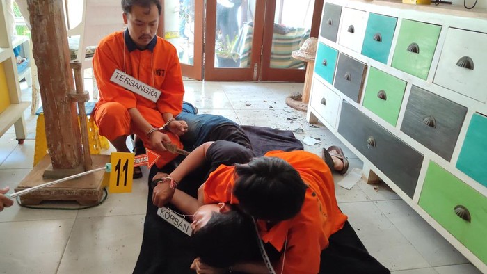 Rekonstruksi pembunuhan terhadap penjaga vila di Pondok Gurita, Jalan Gurita IV Kaveling 2, Sesetan Denpasar Selatan, Senin (7/7/2025). (Dok Polresta Denpasar)