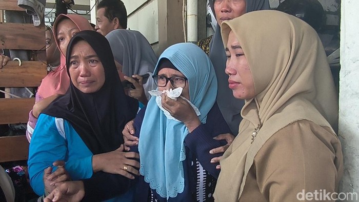 Keluarga korban saar melihat rekonstruksi perampokan di Gresik