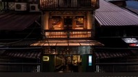 Sebuah restoran di Bangkok, Thailand, menempati lokasi yang unik. Restoran bernama Potong, mendiami bangunan bekas toko obat yang berusia 120 tahun. Foto: Instagram/@restaurant.potong