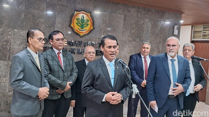 Kementerian Pertanian (Kementan) menandatangani perjanjian kerja sama dengan Palestina di sektor pertanian untuk komoditas padi dan hortikultura, di Kantor Kementan, Jakarta, Senin (7/7/2025). Kerja sama tersebut mencakup pengembangan 10.000 hingga 20.000 hektar lahan di daerah Sumatera Selatan dan Kalimantan.