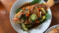 Oseng Ikan Nila (Rp 28.000), ikannya berukuran 250 gram. Digoreng kering, baru ditumis dengan bumbu oseng yang gurih, sedikit pedas dan manis. Foto: detikcom/Riska Fitria