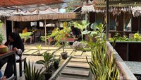 Warung makan ini lokasinya agak nyempil di dalam perkampungan. Restorannya cukup luas dengan suasana teduh, seperti makan di rumah nenek. Foto: detikcom/Riska Fitria