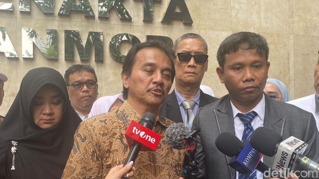 Aksi Roy Suryo Ogah Jawab Saat Diberondong Tanya soal Ijazah Jokowi