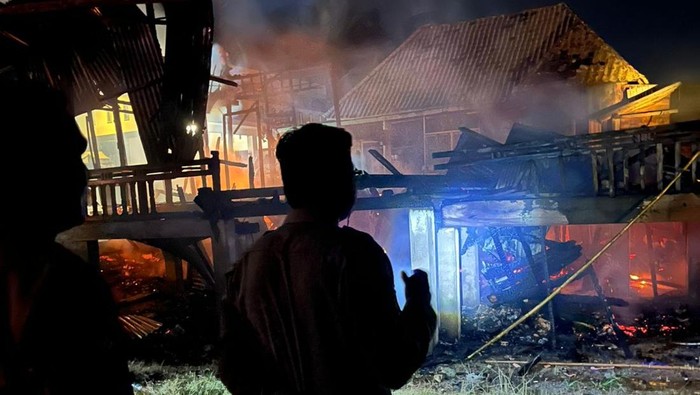 Rumah panggung di Ogan Ilir terbakar.