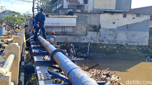 Sejumlah satgas turun membersihkan ratusan ton sampah sisa banjir di Jalan Panji Tilar, Kekalik, Sekarbela, Kota Mataram, Senin (7/7/2025)