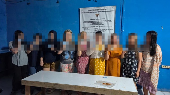 Satpol PP PPU saat menerbitkan PSK di guest house di sekitar IKN
