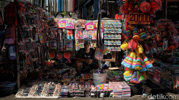 Sepi Pembeli, Pedagang Mainan Asemka Kian Terpuruk Sejumlah pedagang mainan berpose di kawasan Pasar Pagi Asemka, Jakarta Barat, Senin (7/7/2025). Mereka bercerita tentang pasang surutnya penjualan mainan saat musim liburan sekolah.