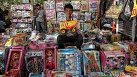 Andi (14) siswa SMP asal Kuningan ini ikut membantu ayahnya berjualan maianan di Pasar Asemka untuk mengisi waktu libur panjang sekolah. Pasar Pagi Asemka di kawasan Jakarta Barat telah lama dikenal sebagai pusat grosir mainan anak-anak. Setiap musim liburan sekolah, tempat ini biasanya menjadi lautan pengunjung  mulai dari orang tua yang mencari hadiah liburan hingga pedagang kecil dari luar kota yang memborong untuk dijual kembali. Namun tahun ini, pemandangan itu berubah drastis.