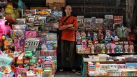Udin (55) pedagang mainan asal Kuningan ini mengaku penjualannya merosot tajam tahun ini dibandingkan dengan tahun lalu. Mungkin karena daya beli yang lesu.