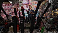 Iwan pedagang mainan asal Kuningan ini mengatakan bisnis mainan di pasar Asemka tidak akan hilang dan pudar karena pasti akam selalu ada orang tua yang sayang anak untuk langsung belanja mainan di pasar legendaris itu. Foto-foto dari Asemka hari ini menggambarkan realitas tersebut: toko-toko yang dulu riuh kini lengang, penjual yang menyeka keringat sambil menatap jalan yang sepi, hingga tumpukan mainan yang tak berpindah tempat selama berminggu-minggu.