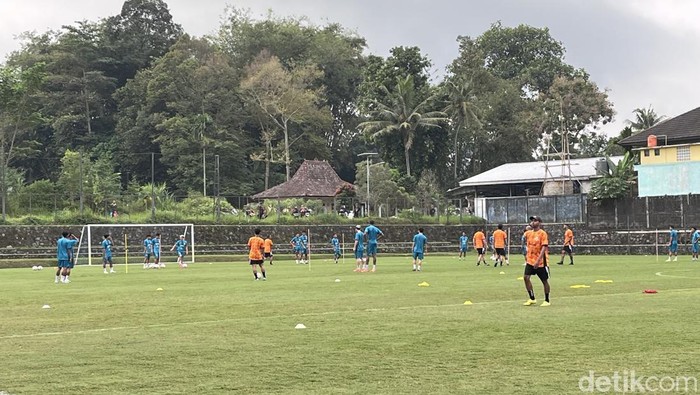 Sesi latihan perdana PSS Sleman di Lapangan Pakembinangun, Sleman, Senin (7/7/2025).