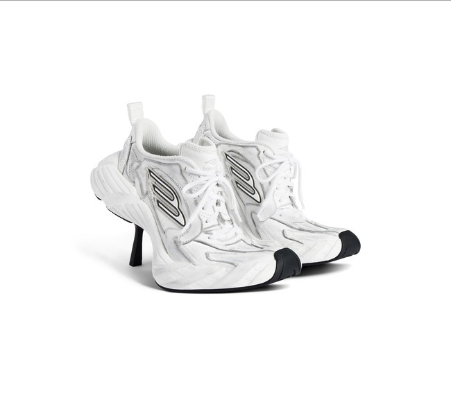Balenciaga terkenal sebagai rumah mode yang kerap memicu kontroversi berkat desain-desain yang nyeleneh. Kali ini, brand mewah asal Spanyol tersebut merilis sneaker heels. Sneakers dengan warna putih memiliki efek lusuh (worn-out) dengan jahitan atas yang terlihat, serta lengkungan hak cukup panjang.Tak sedikit warganet yang langsung melontarkan kritik tajam di media sosial, dan menyebut model sepatu ini sebuah ‘tragedi’. Foto: Dok. Balenciaga
