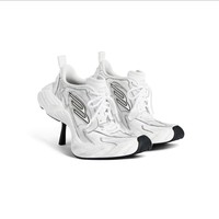 Balenciaga terkenal sebagai rumah mode yang kerap memicu kontroversi berkat desain-desain yang nyeleneh. Kali ini, brand mewah asal Spanyol tersebut merilis sneaker heels. Sneakers dengan warna putih memiliki efek lusuh (worn-out) dengan jahitan atas yang terlihat, serta lengkungan hak cukup panjang.Tak sedikit warganet yang langsung melontarkan kritik tajam di media sosial, dan menyebut model sepatu ini sebuah ‘tragedi’. Foto: Dok. Balenciaga