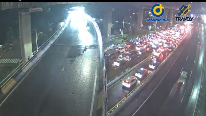 Situasi lalu lintas di Tol Dalkot Kuningan arah Cawang padat lantaran ada genangan di lajur kiri. (dok Travoy)
