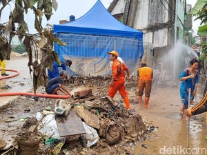 Banjir di Rawajati Jaksel Surut, Sudin SDA-PPSU Bantu Warga Bereskan Lumpur
