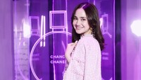 Syifa Hadju suka bolak-balik ke luar negeri untuk menghadiri launching brand-brand ternama. Jadi kayak..., Ehm, ambilin kerjaannya yang jalan-jalan terus aja kalau gini, gitu, ucapnya. Foto: dok. Instagram Syifa Hadju