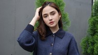 Sebanarnya aku gak senganggur itu sih. Alhamduliullah kerjaannya juga banyak yang jalan-jalan, jadi aku juga gak bosan gitu. Malah lebih kayak terlalu nyaman, kata Syifa Hadju dalam live Instagramnya yang banyak di-repost ulang. Foto: dok. Instagram Syifa Hadju