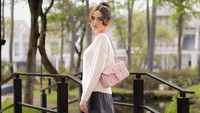 Syifa Hadju dalam live Instagramnya menjawab pertanyaan netizen alasan dirinya belum syuting lagi. Dia mengatakan sedang gak syuting dan rehat. Meskipun begitu, Syifa bukan pengangguran. Seperti pada foto ini, dia memenuhi undangan untuk brand ternama Coach. Foto: dok. Instagram Syifa Hadju