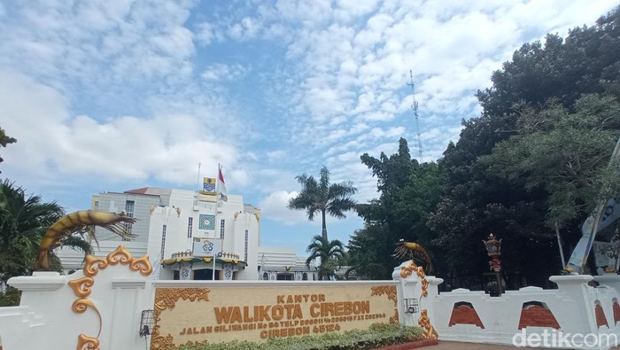 Tampilan Balai Kota Cirebon dengan sentuhan bata merah