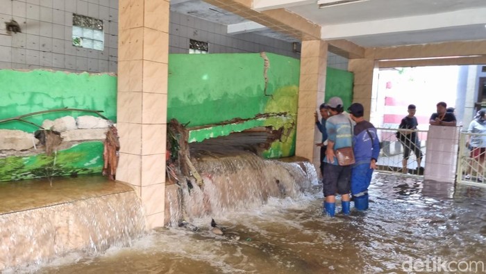 Tanggul air di RT3, RW6, Jati Padang, Pasar Minggu, Jakarta Selatan, jebol akibat luapan air dari kali. (Taufiq S/detikcom)