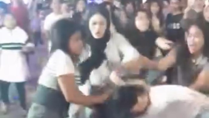 Tangkapan layar 3 gadis di Parepare terlibat perkelahian.