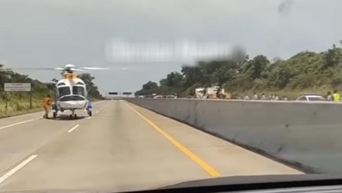 Teks foto: Tangkapan video yang menunjukkan helikopter mendarat di tol. (Foto: Istimewa)