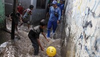 Sejumlah wilayah di Jakarta kebanjiran sejak hari Minggu (6/7).  